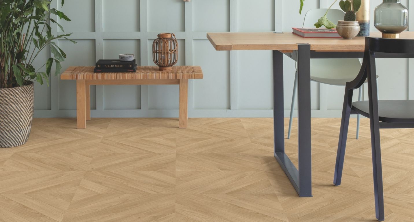 Sol stratifié IMPRESSIVE PATTERNS Quick Step, aspect Marqueterie chevron clair, dalle 39.60 x 120.00 cm