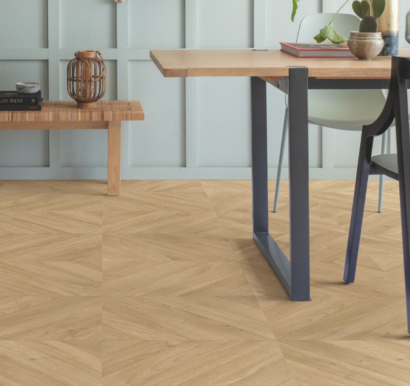 Sol stratifié IMPRESSIVE PATTERNS Quick Step, aspect Marqueterie chevron clair, dalle 39.60 x 120.00 cm