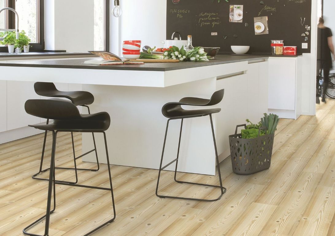 Sol stratifié IMPRESSIVE Quick Step, aspect Bois pin naturel, lame 19.00 x 138.00 cm