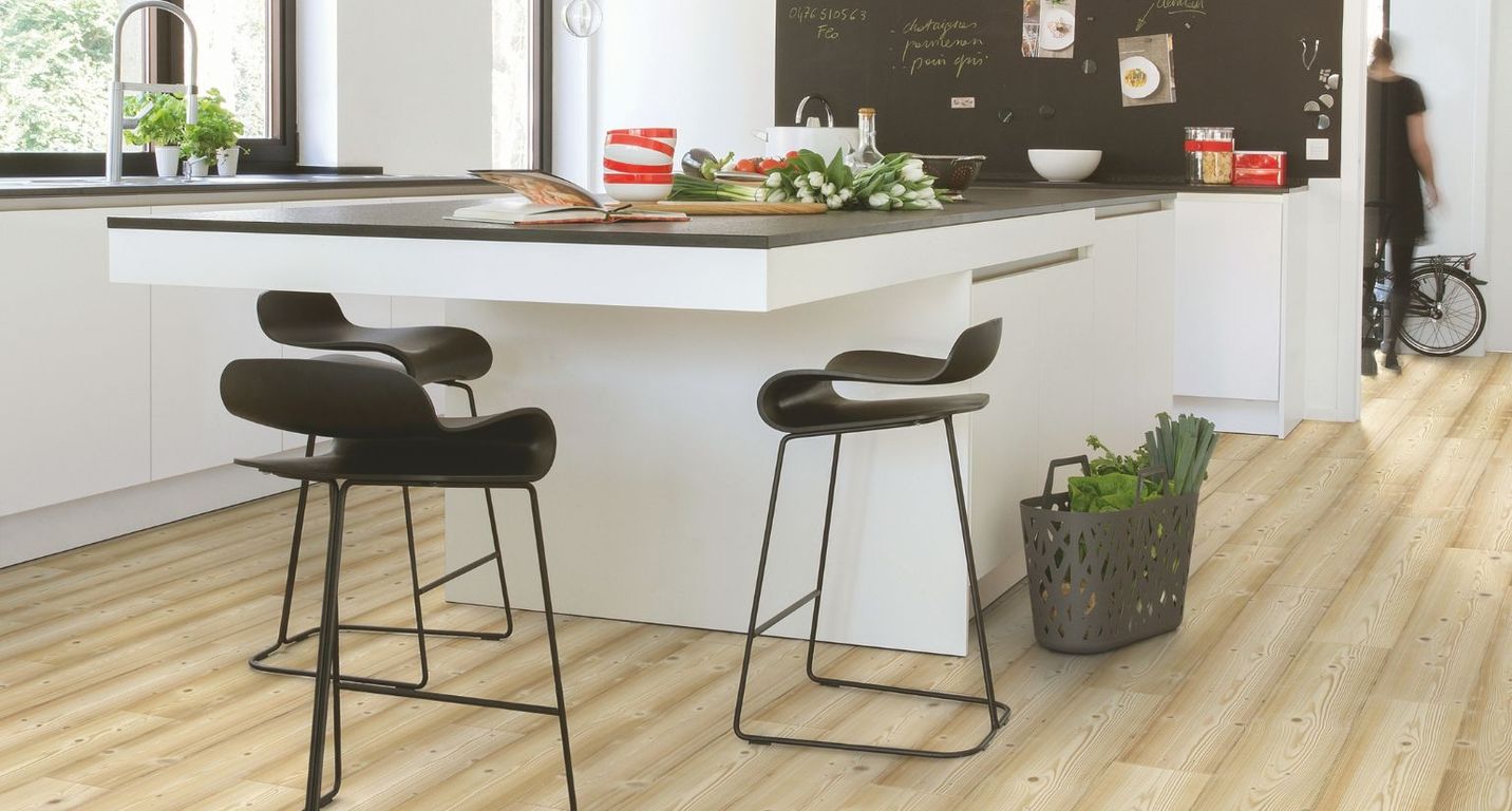 Sol stratifié IMPRESSIVE Quick Step, aspect Bois pin naturel, lame 19.00 x 138.00 cm