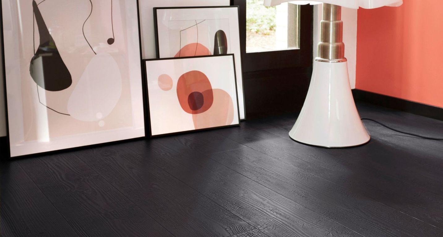 Sol stratifié IMPRESSIVE Quick Step, aspect Bois brûlé noir, lame 19.00 x 138.00 cm