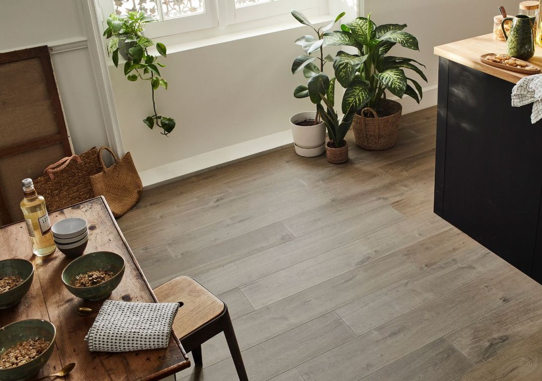 Sol stratifié IMPRESSIVE Quick Step, aspect Bois marron clair, lame 19.00 x 138.00 cm