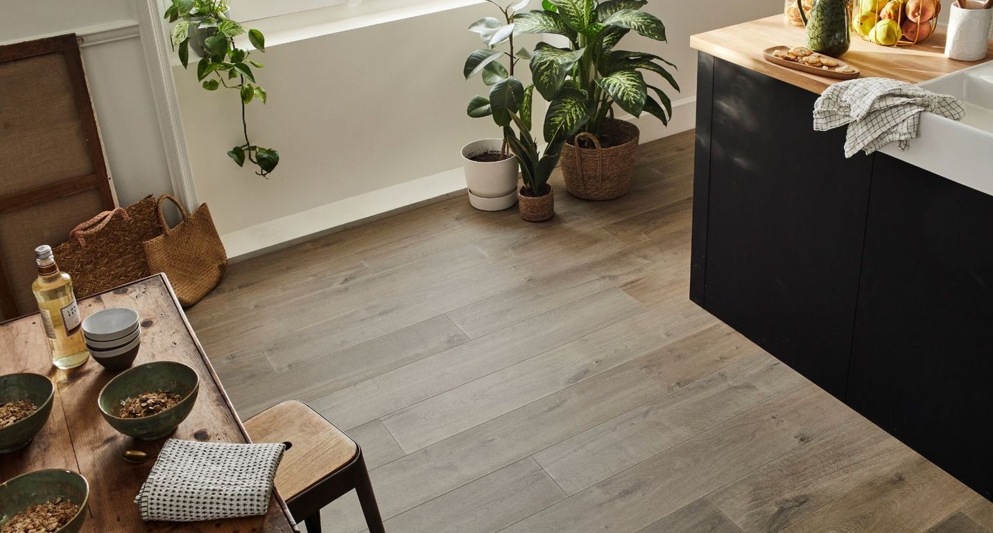 Sol stratifié IMPRESSIVE Quick Step, aspect Bois marron clair, lame 19.00 x 138.00 cm