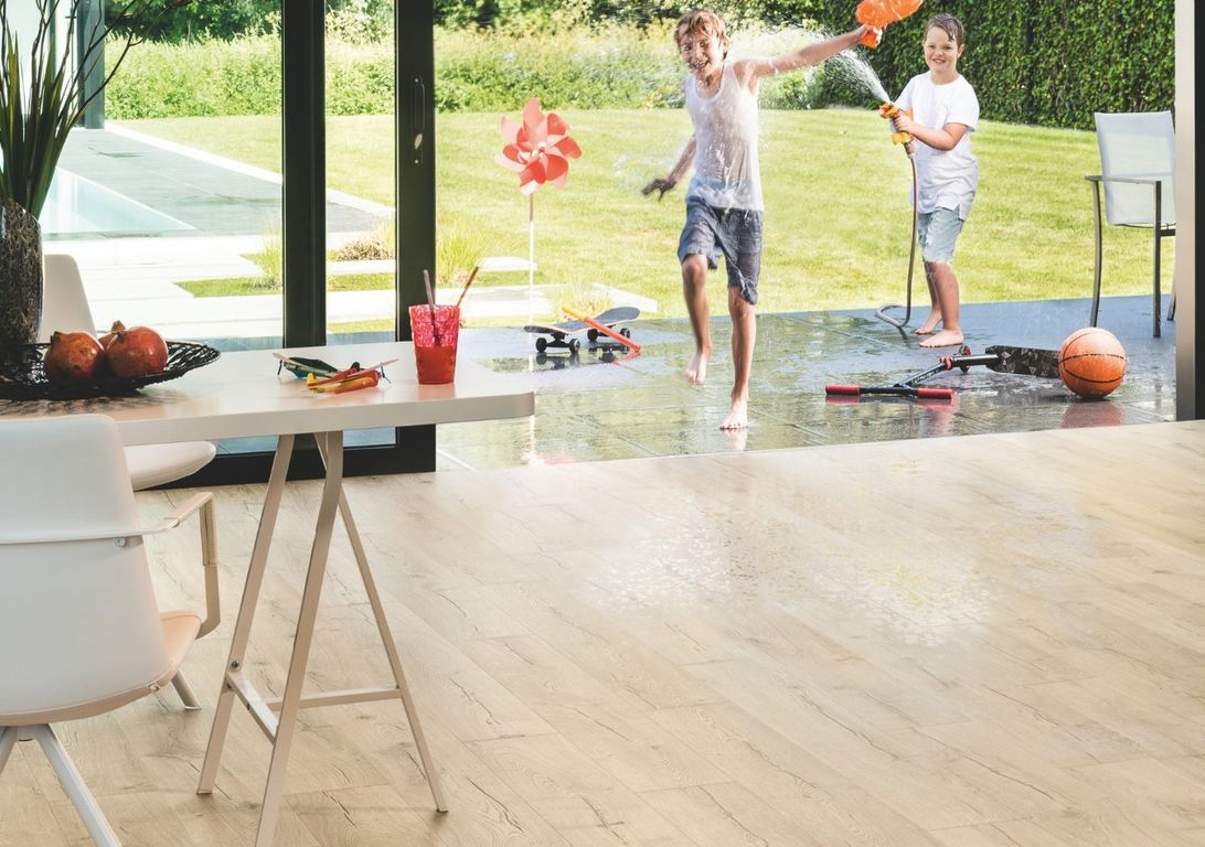 Sol stratifié IMPRESSIVE ULTRA Quick Step, aspect Bois naturel beige, lame 19.00 x 138.00 cm