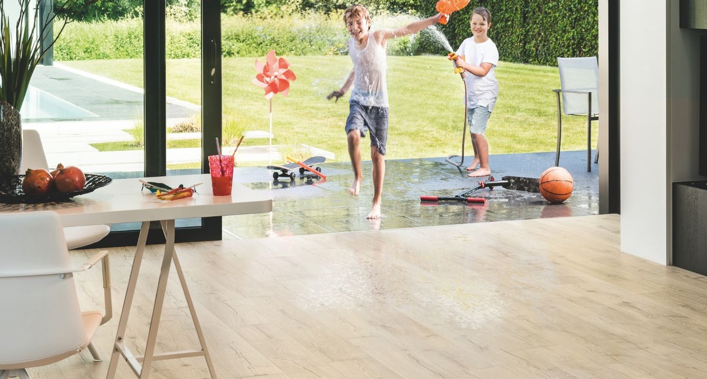 Sol stratifié IMPRESSIVE ULTRA Quick Step, aspect Bois naturel beige, lame 19.00 x 138.00 cm