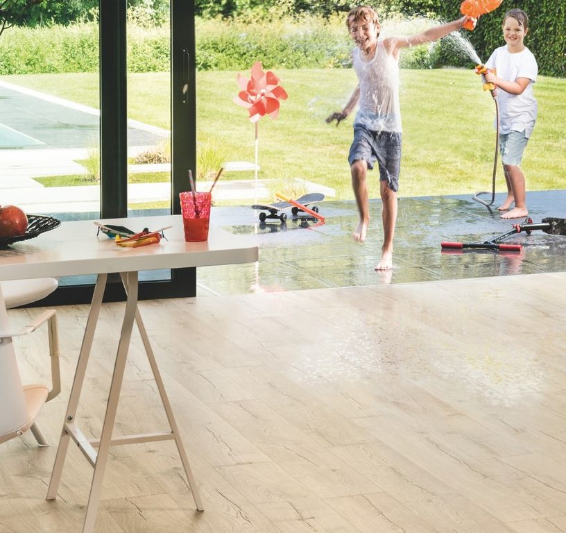 Sol stratifié IMPRESSIVE ULTRA Quick Step, aspect Bois naturel beige, lame 19.00 x 138.00 cm