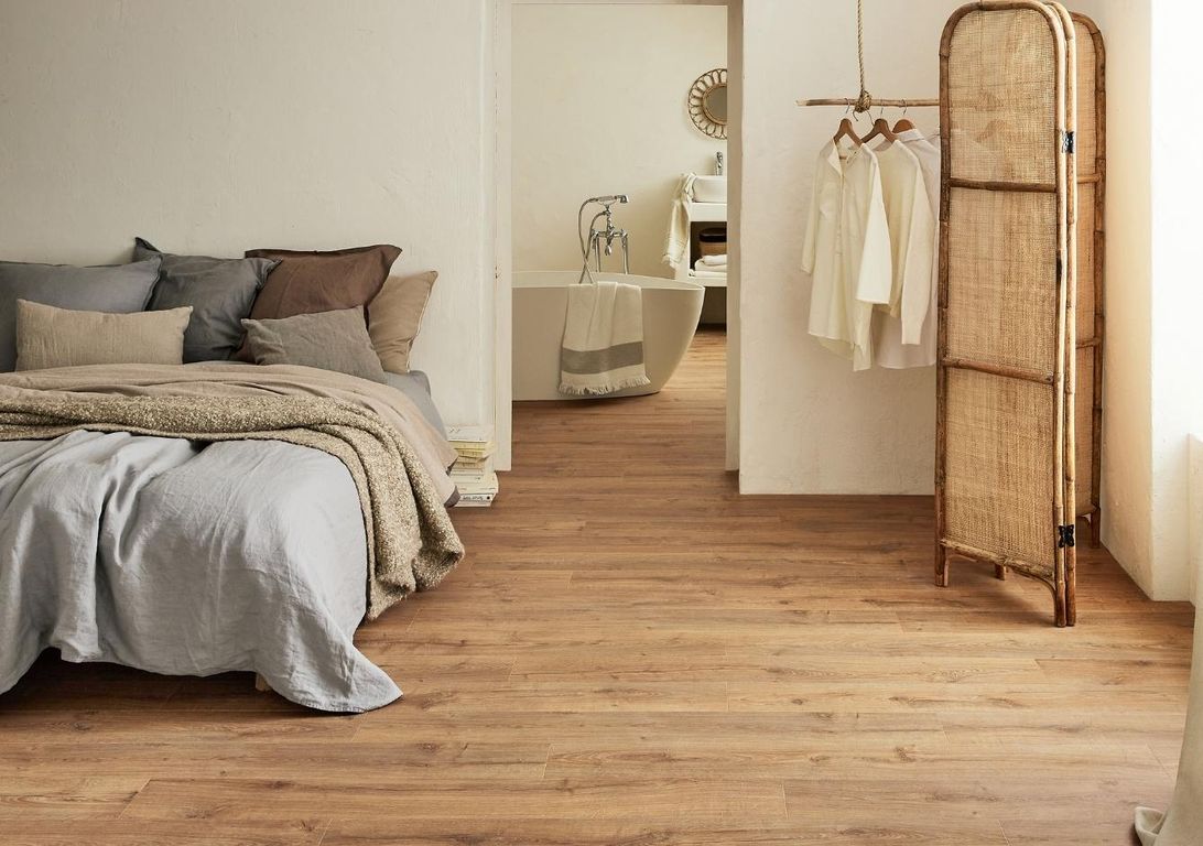 Sol stratifié IMPRESSIVE ULTRA Quick Step, aspect Bois naturel miel, lame 19.00 x 138.00 cm