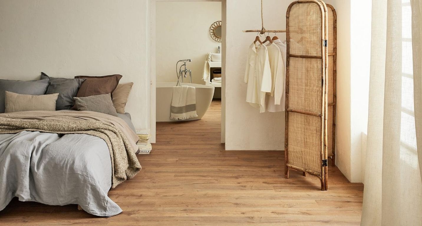 Sol stratifié IMPRESSIVE ULTRA Quick Step, aspect Bois naturel miel, lame 19.00 x 138.00 cm