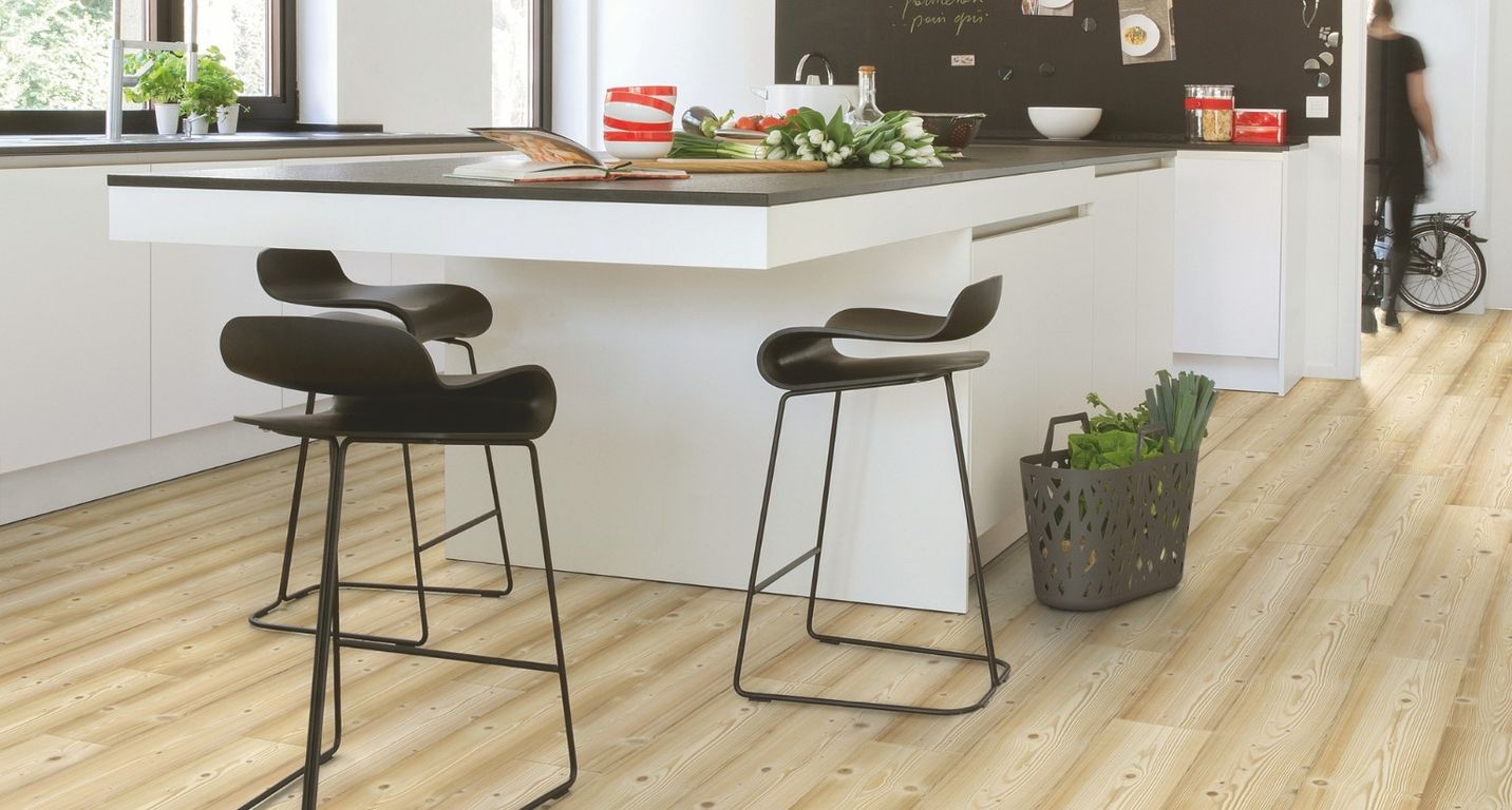 Sol stratifié IMPRESSIVE ULTRA Quick Step, aspect Bois pin naturel, lame 19.00 x 138.00 cm