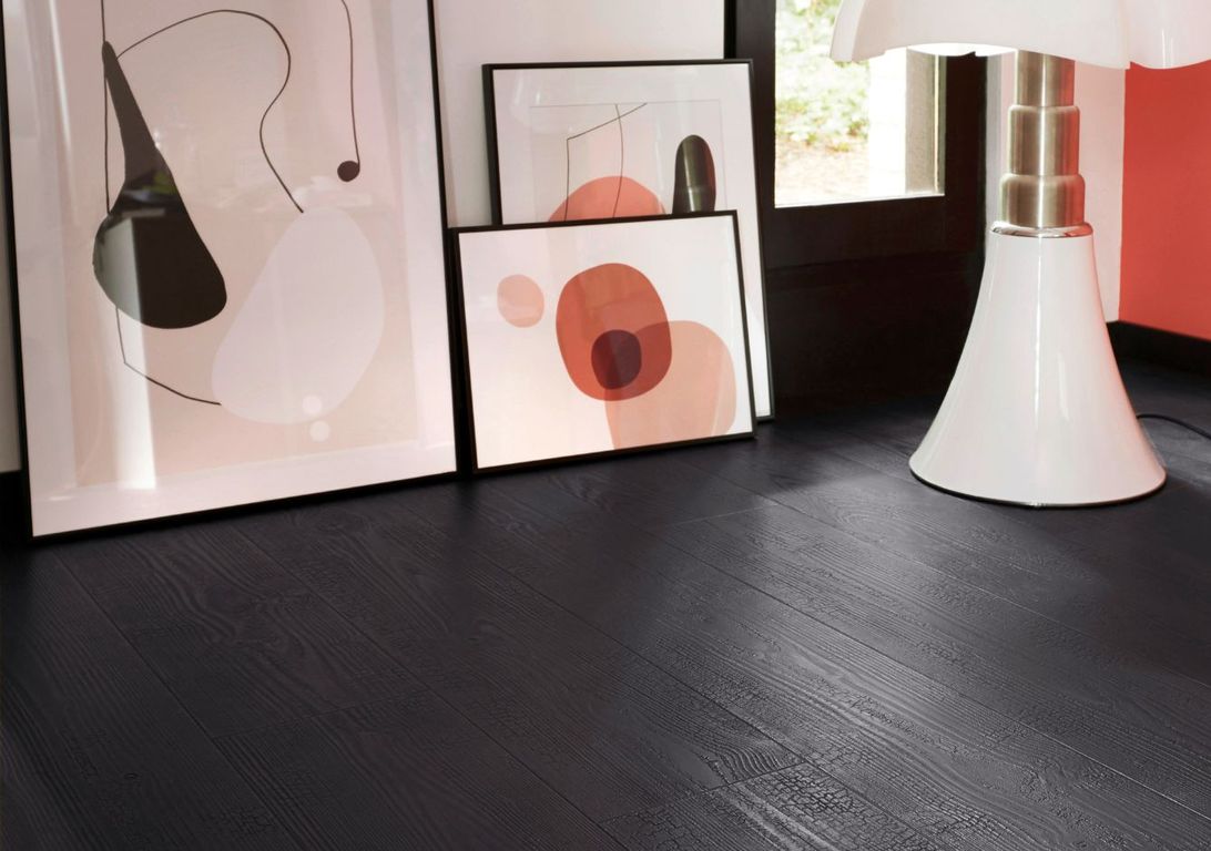 Sol stratifié IMPRESSIVE ULTRA Quick Step, aspect Bois brûlé noir, lame 19.00 x 138.00 cm