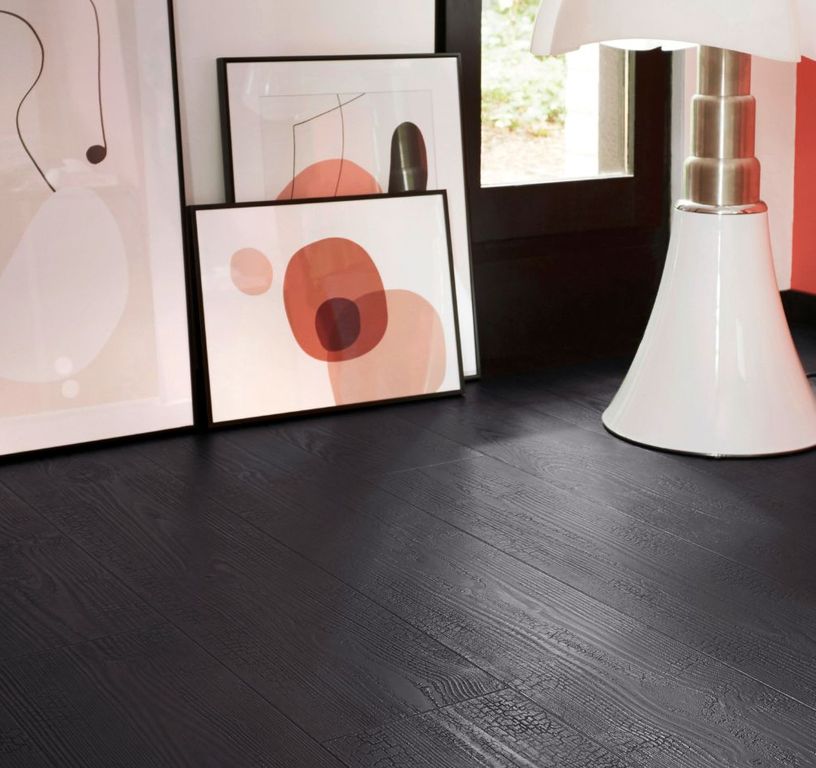 Sol stratifié IMPRESSIVE ULTRA Quick Step, aspect Bois brûlé noir, lame 19.00 x 138.00 cm