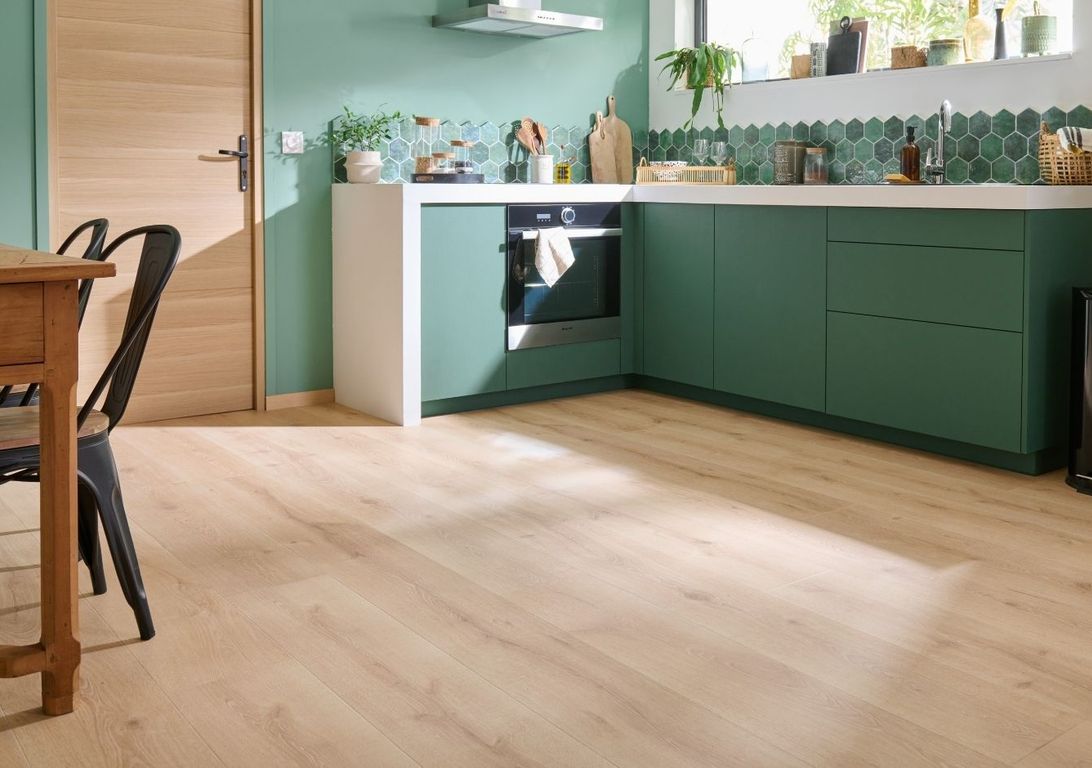 Sol stratifié MAJESTIC Quick Step, aspect Bois chêne de la vallée beige clair, lame 24.00 x 205.00 cm