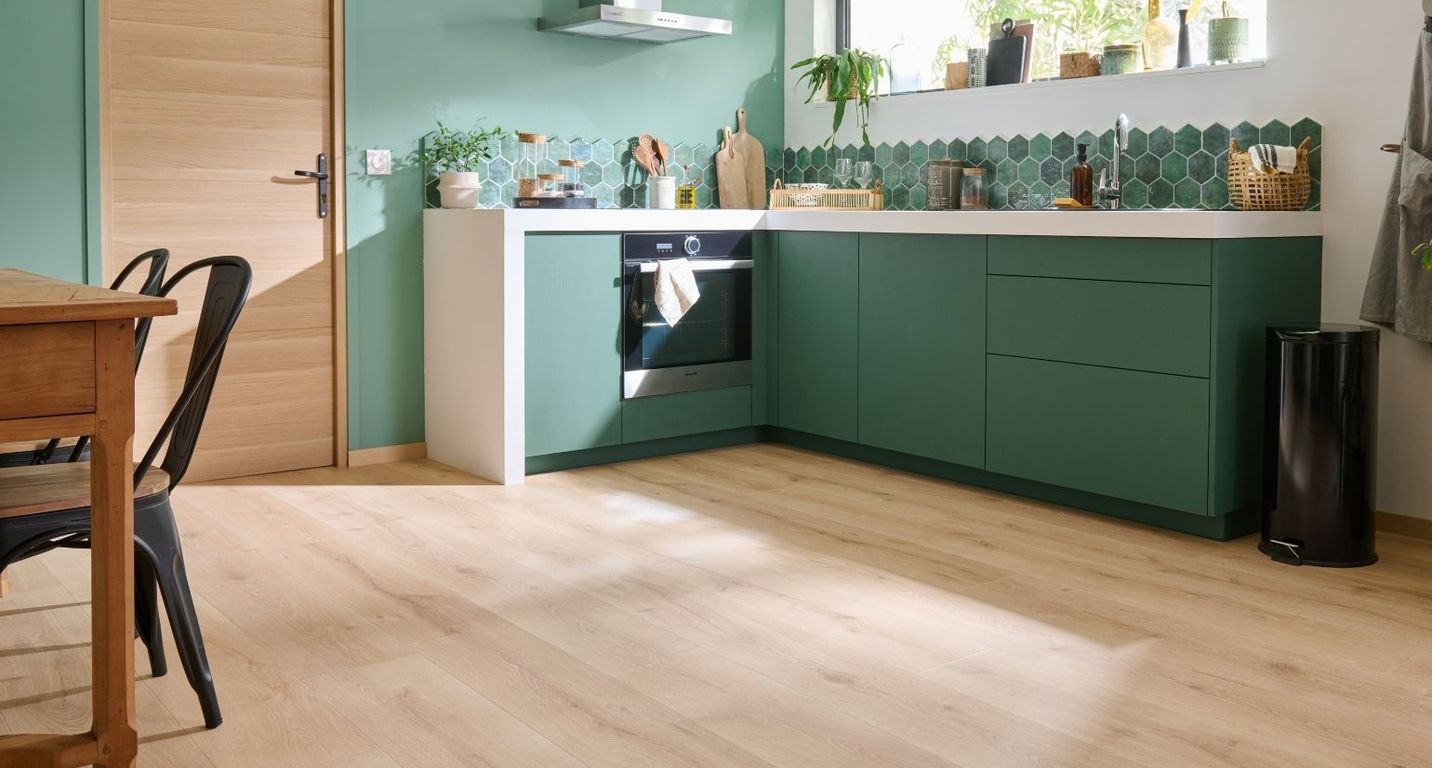 Sol stratifié MAJESTIC Quick Step, aspect Bois chêne de la vallée beige clair, lame 24.00 x 205.00 cm