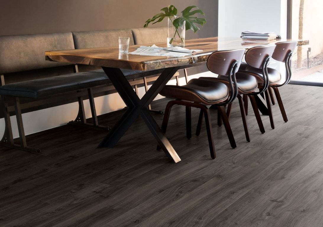 Sol stratifié ELIGNA HYDRO Quick Step, aspect Bois noir, lame 15.60 x 138.00 cm