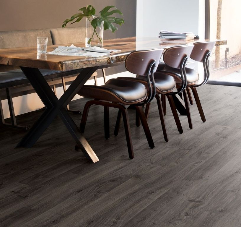 Sol stratifié ELIGNA HYDRO Quick Step, aspect Bois noir, lame 15.60 x 138.00 cm