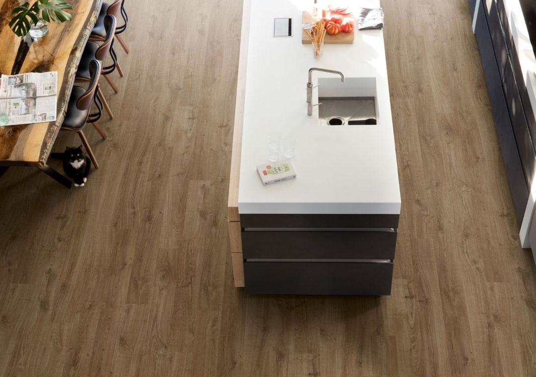 Sol stratifié ELIGNA HYDRO Quick Step, aspect Bois brun, lame 15.60 x 138.00 cm