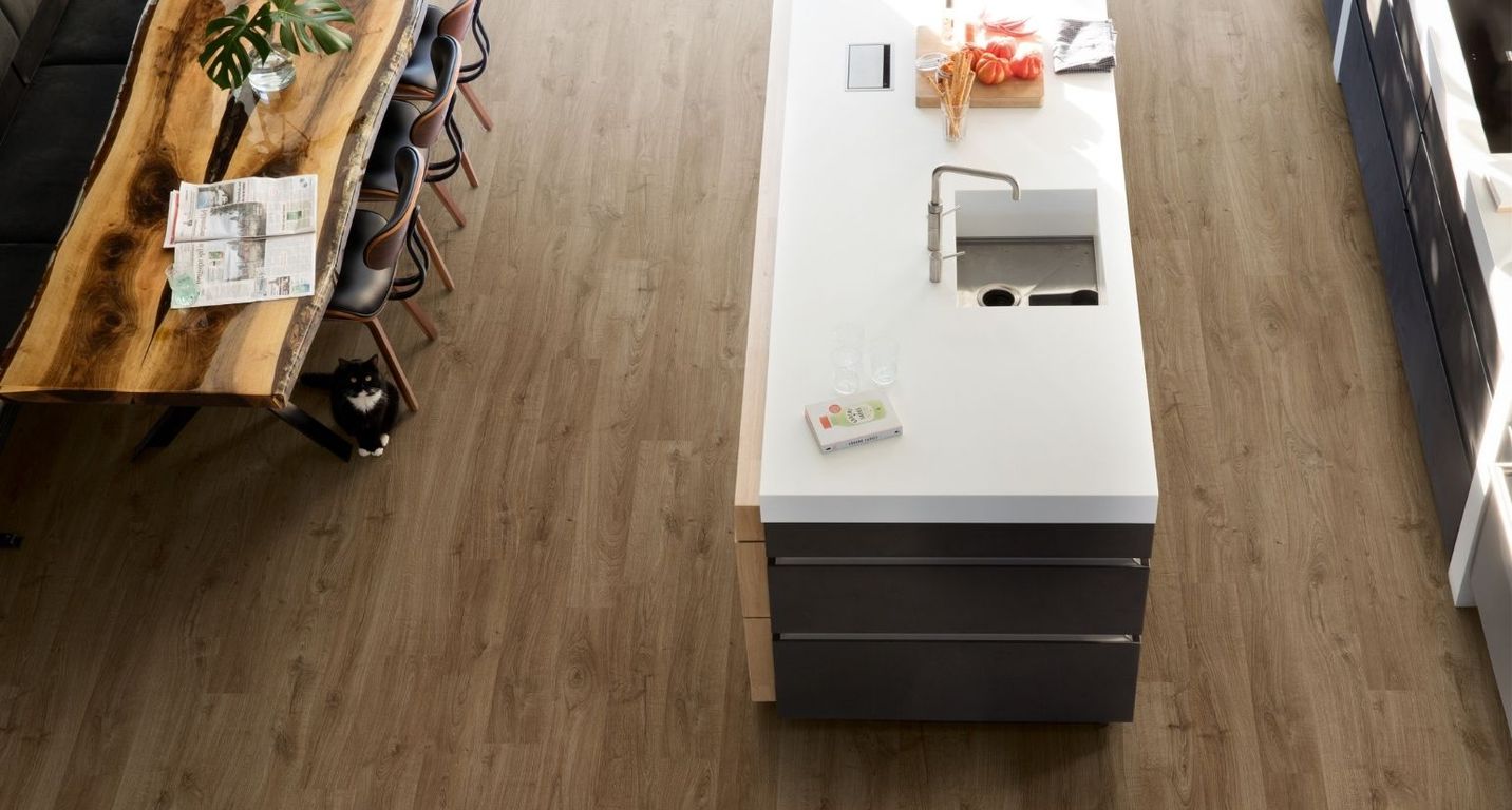 Sol stratifié ELIGNA HYDRO Quick Step, aspect Bois brun, lame 15.60 x 138.00 cm