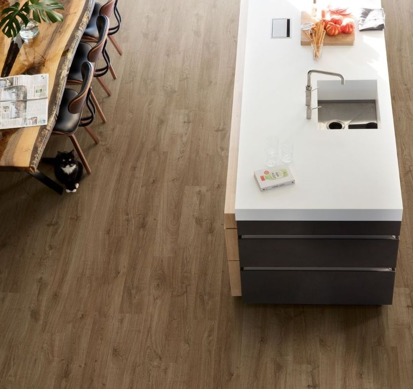 Sol stratifié ELIGNA HYDRO Quick Step, aspect Bois brun, lame 15.60 x 138.00 cm