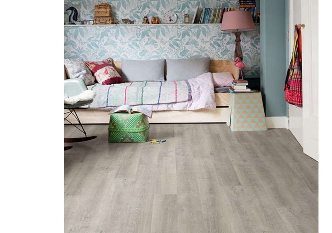 Sol stratifié ELIGNA HYDRO Quick Step, aspect Bois gris moyen, lame 15.60 x 138.00 cm