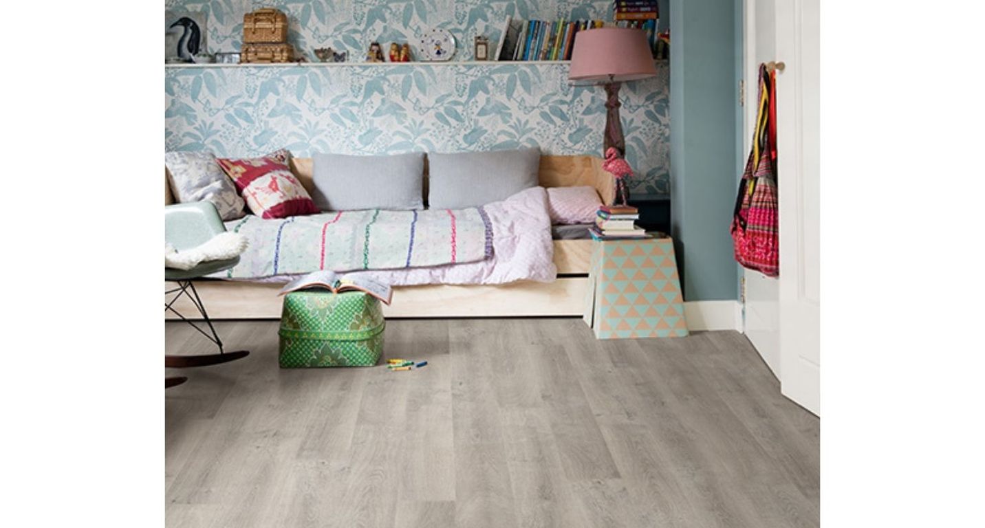 Sol stratifié ELIGNA HYDRO Quick Step, aspect Bois gris moyen, lame 15.60 x 138.00 cm