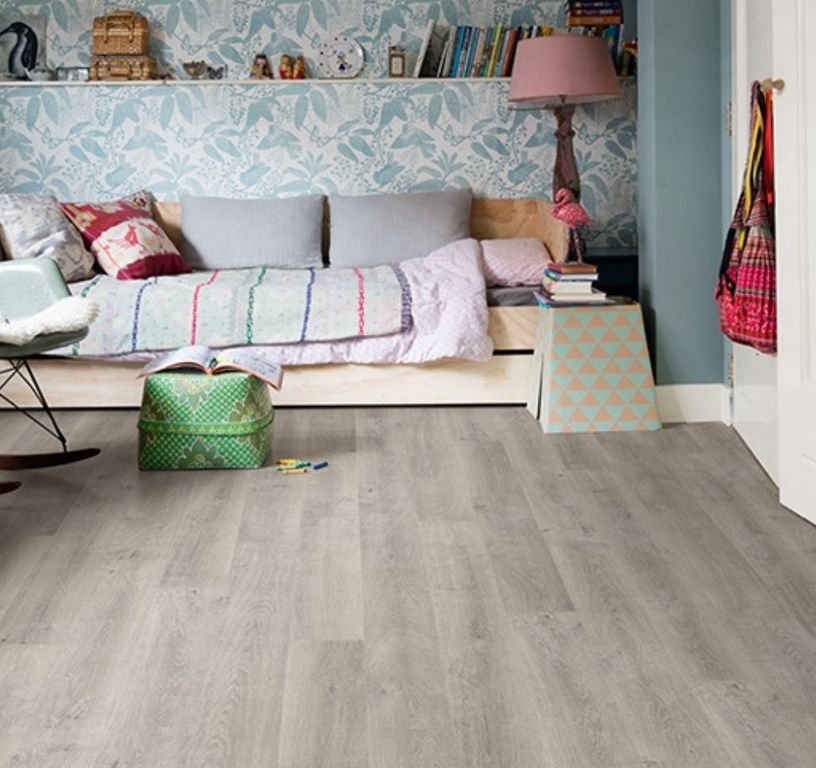 Sol stratifié ELIGNA HYDRO Quick Step, aspect Bois gris moyen, lame 15.60 x 138.00 cm