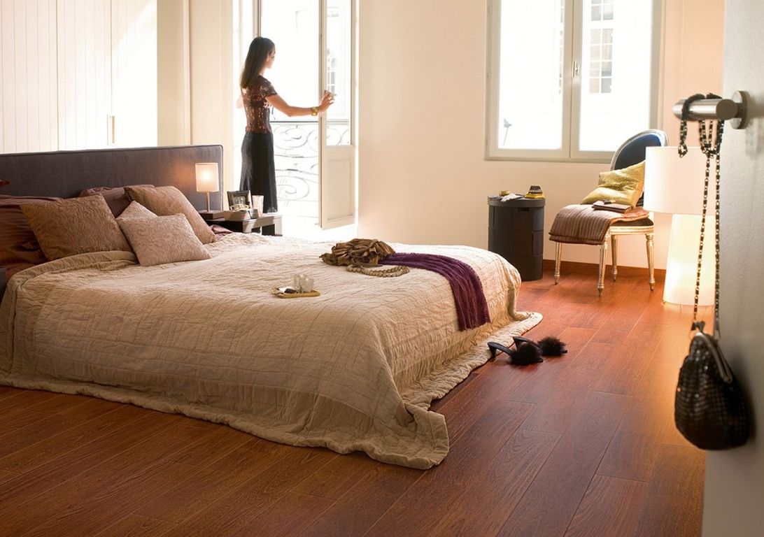 Sol stratifié ELIGNA HYDRO Quick Step, aspect Bois merbau, lame 15.60 x 138.00 cm