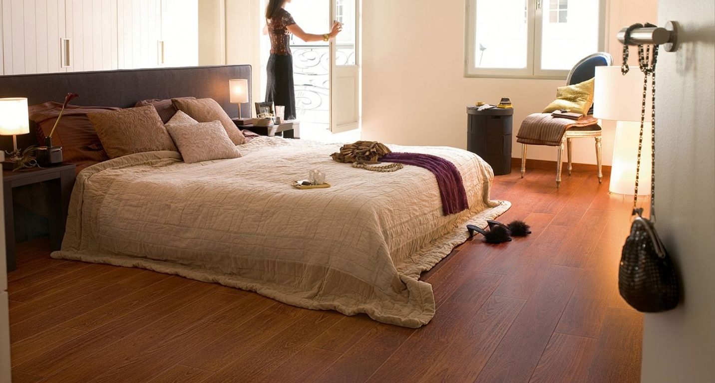 Sol stratifié ELIGNA HYDRO Quick Step, aspect Bois merbau, lame 15.60 x 138.00 cm