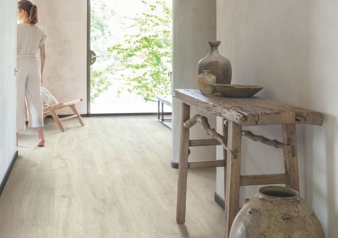 Sol stratifié QS CLASSIC HYDROSEAL Quick Step, aspect Bois vieilli blanchi, lame 19.00 x 120.00 cm