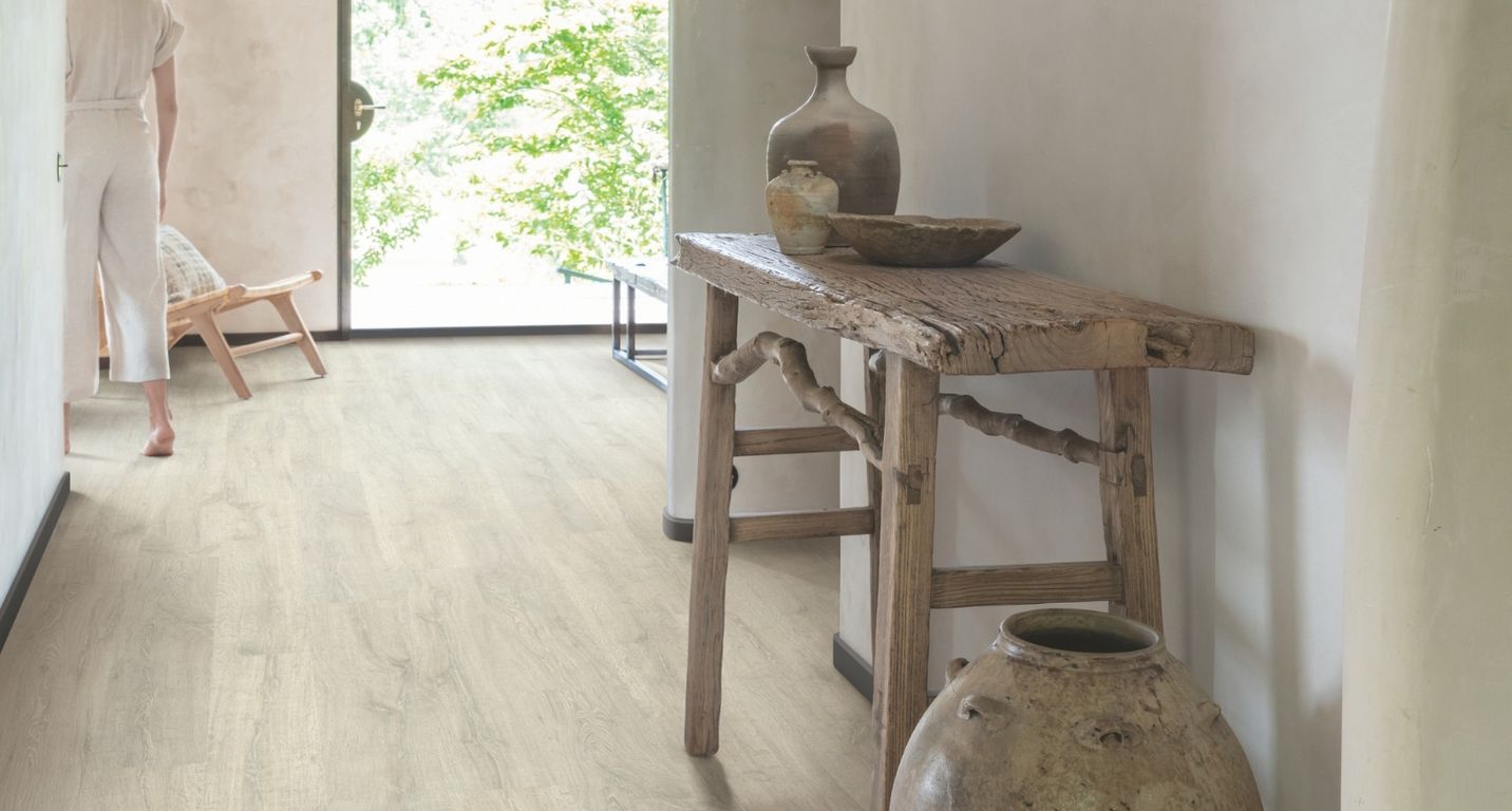 Sol stratifié QS CLASSIC HYDROSEAL Quick Step, aspect Bois vieilli blanchi, lame 19.00 x 120.00 cm