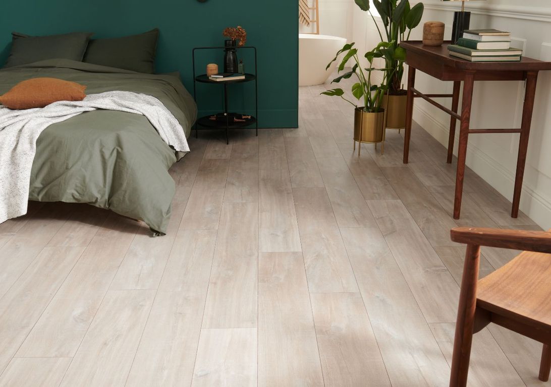 Sol stratifié QS CLASSIC HYDROSEAL Quick Step, aspect Bois brut raboté, lame 19.00 x 120.00 cm