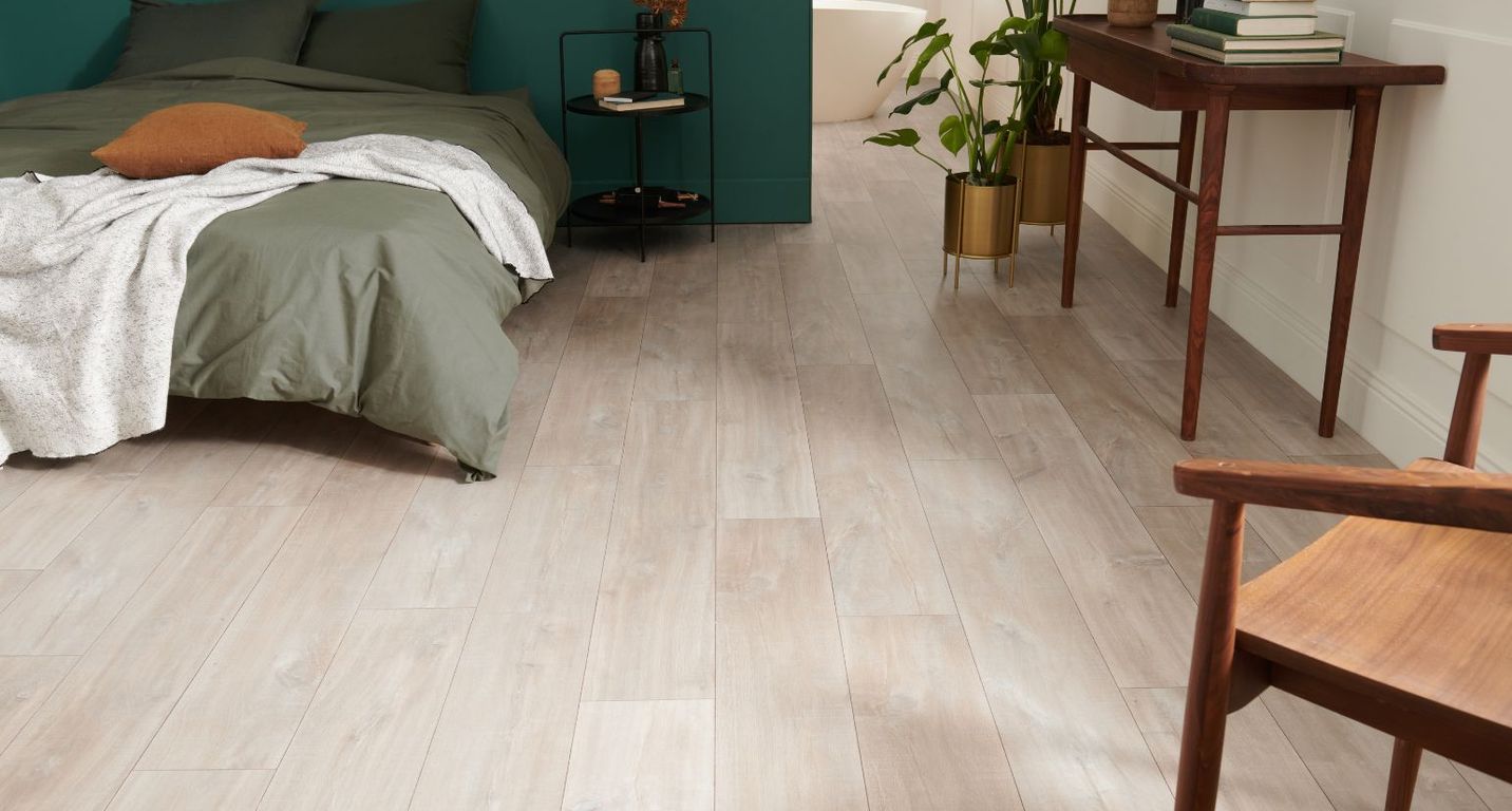 Sol stratifié QS CLASSIC HYDROSEAL Quick Step, aspect Bois brut raboté, lame 19.00 x 120.00 cm