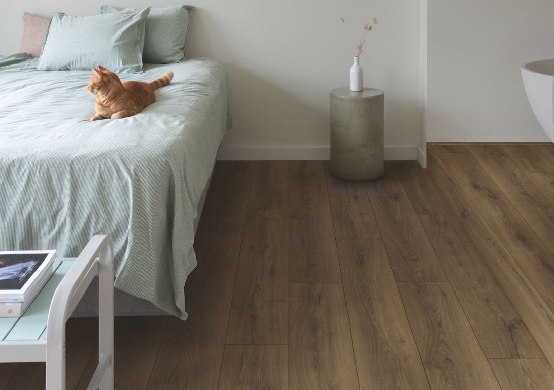 Sol stratifié QS CLASSIC HYDROSEAL Quick Step, aspect Bois chêne marron ardent, lame 19.00 x 120.00 cm