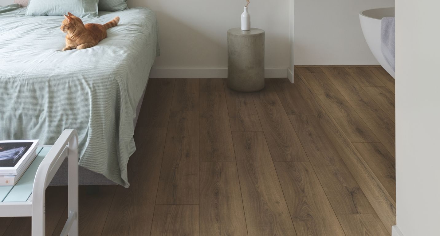 Sol stratifié QS CLASSIC HYDROSEAL Quick Step, aspect Bois chêne marron ardent, lame 19.00 x 120.00 cm