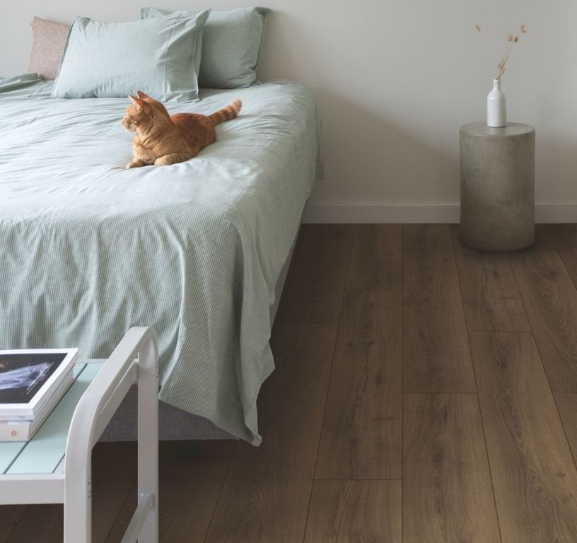 Sol stratifié QS CLASSIC HYDROSEAL Quick Step, aspect Bois chêne marron ardent, lame 19.00 x 120.00 cm