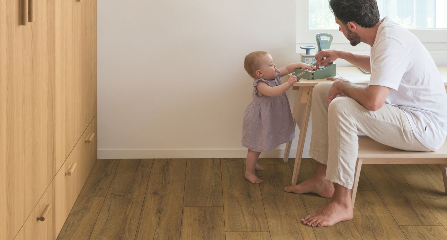 Sol stratifié QS CLASSIC HYDROSEAL Quick Step, aspect Bois chêne marron cacao, lame 19.00 x 120.00 cm