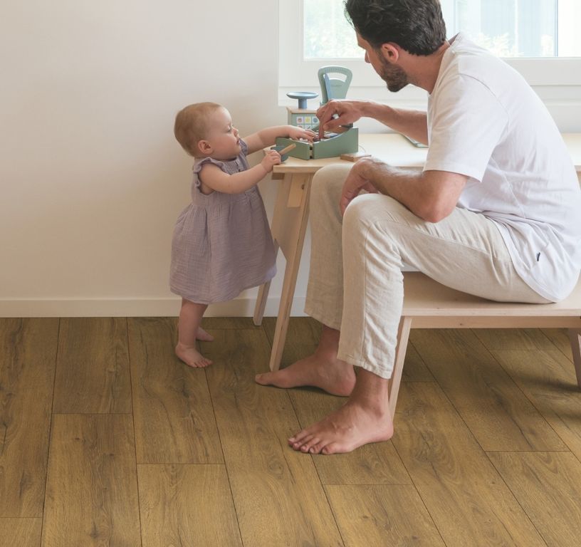 Sol stratifié QS CLASSIC HYDROSEAL Quick Step, aspect Bois chêne marron cacao, lame 19.00 x 120.00 cm