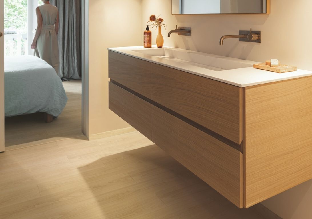 Sol stratifié QS CLASSIC HYDROSEAL Quick Step, aspect Bois chêne biscuit brun, lame 19.00 x 120.00 cm