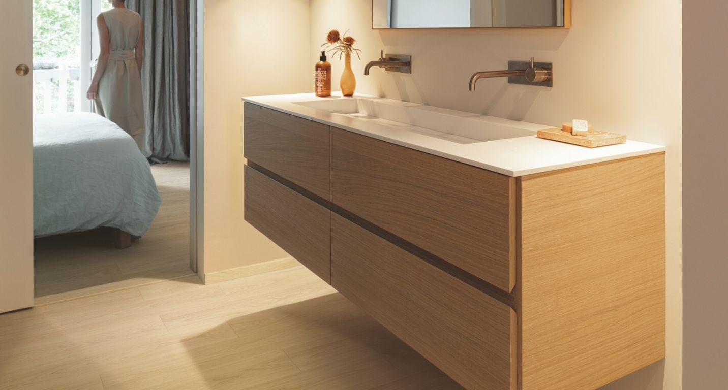 Sol stratifié QS CLASSIC HYDROSEAL Quick Step, aspect Bois chêne biscuit brun, lame 19.00 x 120.00 cm