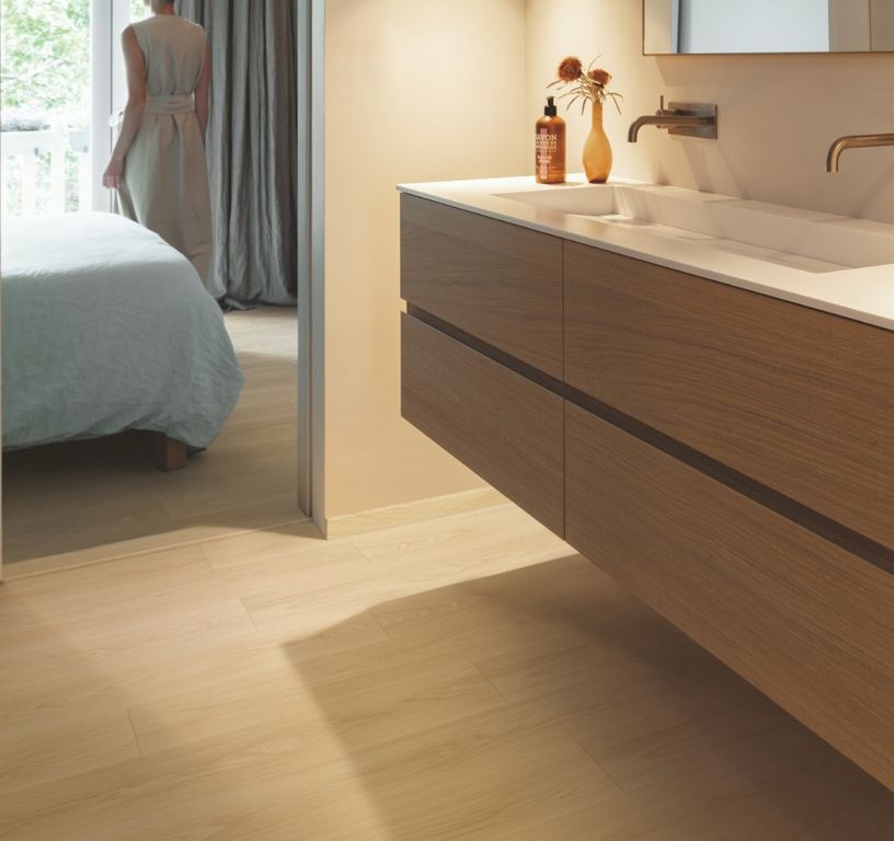 Sol stratifié QS CLASSIC HYDROSEAL Quick Step, aspect Bois chêne biscuit brun, lame 19.00 x 120.00 cm