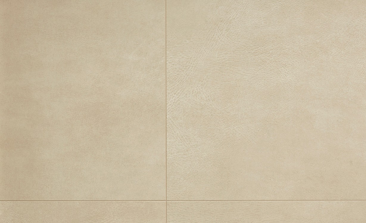 Sol stratifié QS ARTE Quick Step, aspect Motif cuir beige, dalle 62.40 x 62.40 cm