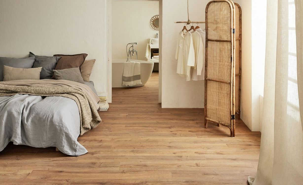 Sol stratifié IMPRESSIVE ULTRA Quick Step, aspect Bois naturel miel, lame 19.00 x 138.00 cm