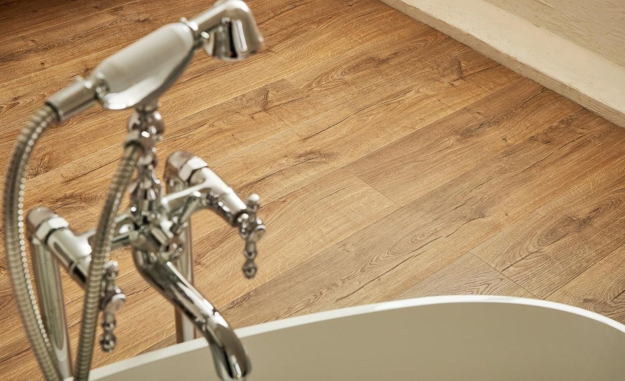 Sol stratifié IMPRESSIVE ULTRA Quick Step, aspect Bois naturel miel, lame 19.00 x 138.00 cm