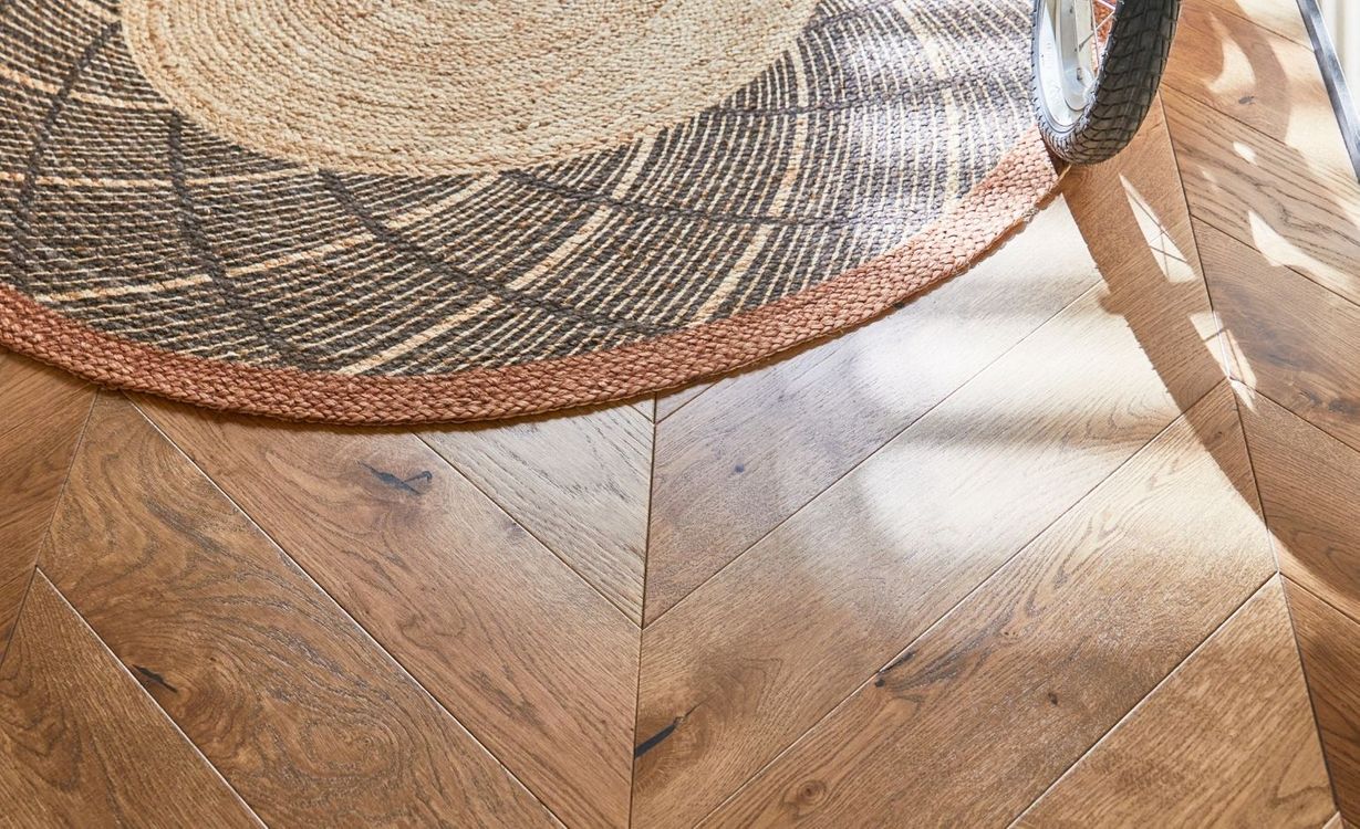Parquet contrecollé POINT DE HONGRIE 130 CHENE AUTHENTIQUE, chêne marron moyen, verni, larg. 13.00 cm