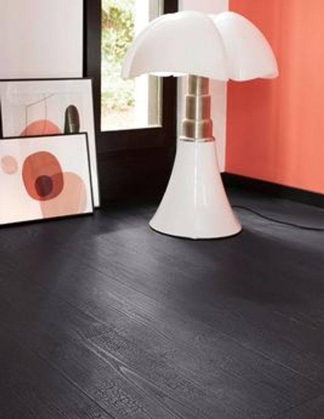 Sol stratifié IMPRESSIVE ULTRA Quick Step, aspect Bois brûlé noir, lame 19.00 x 138.00 cm
